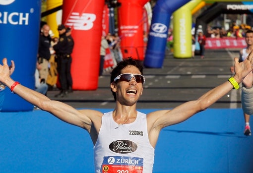 Javi Guerra, en su llegada a la meta en el Zurich Maratón 2020