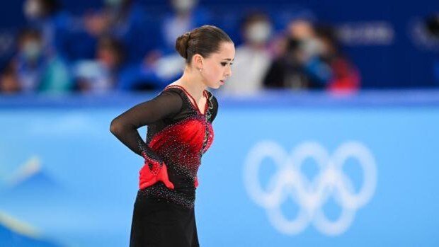 La patinadora Valieva se cae de un podio dominado por sus compañeras rusas