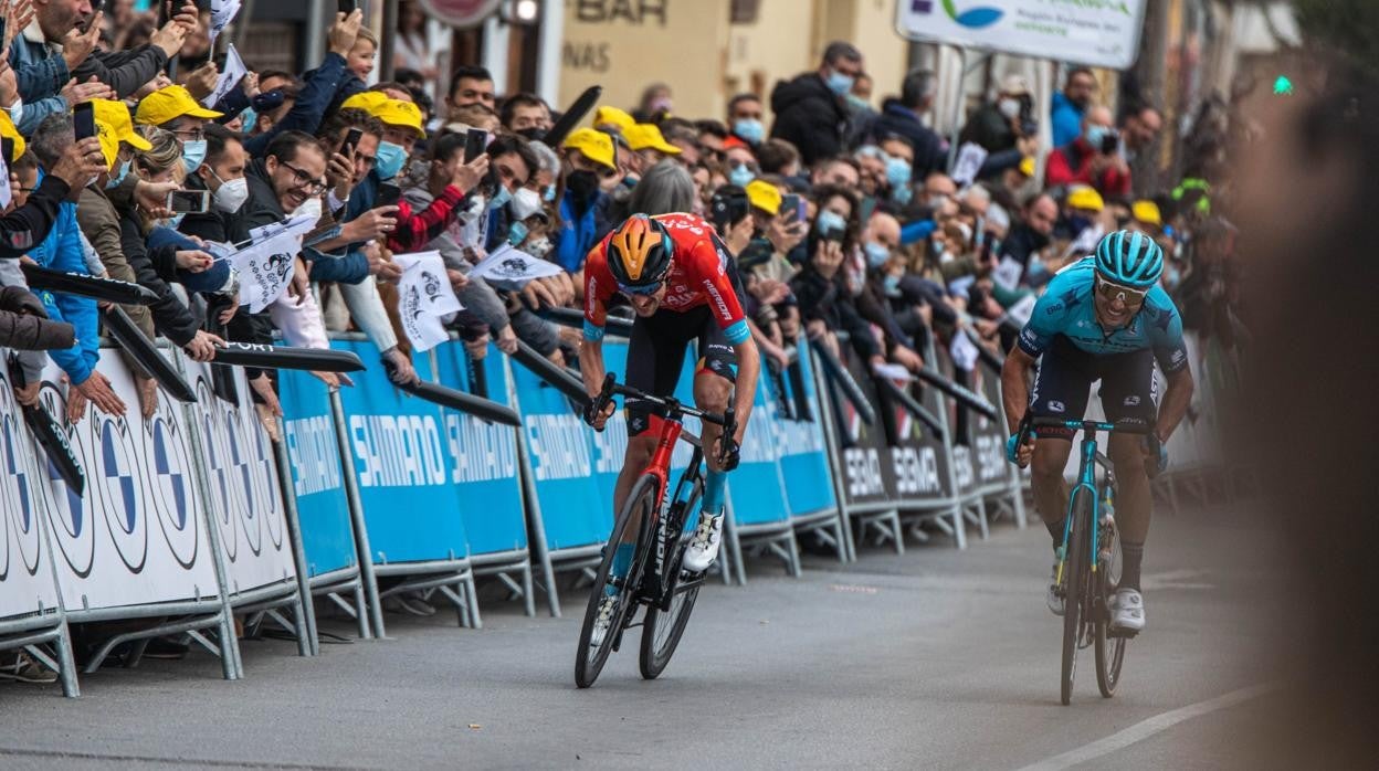 Esprint final entre Poels y Lutsenko