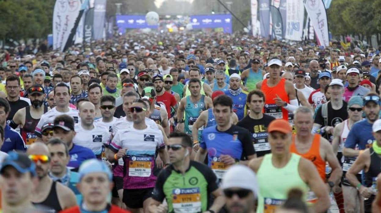 Cerca de once mil corredores han participado en el Zurich Maratón de Sevilla