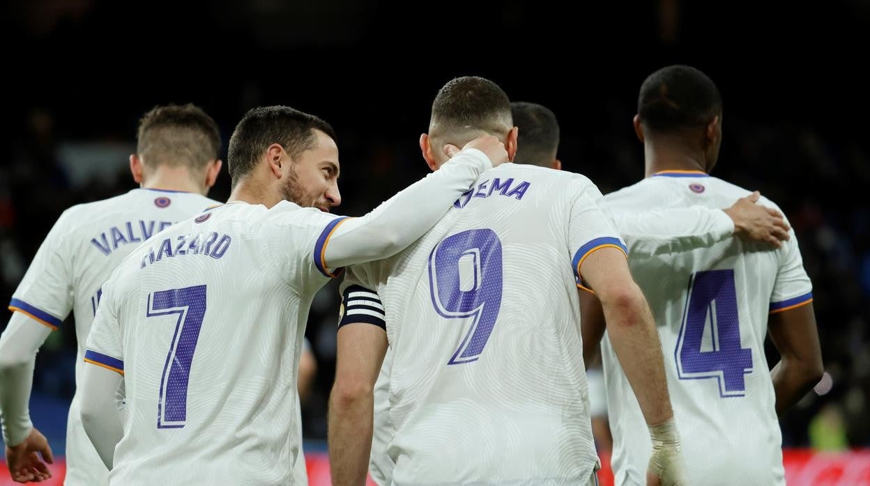 Hazard felicita a Benzema por su gol de penalti al Alavés; el belga juega habitualmente los últimos minutos