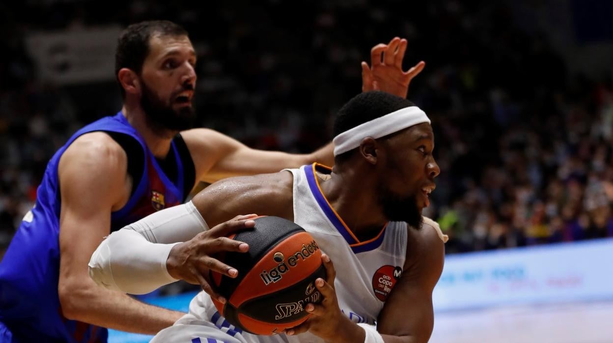 Yabusele, defendido por Mirotic en la final