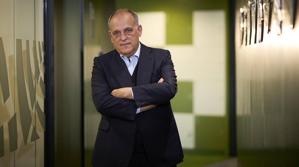 Javier Tebas, en la sede de LaLiga. posando antes de su entrevista con ABC