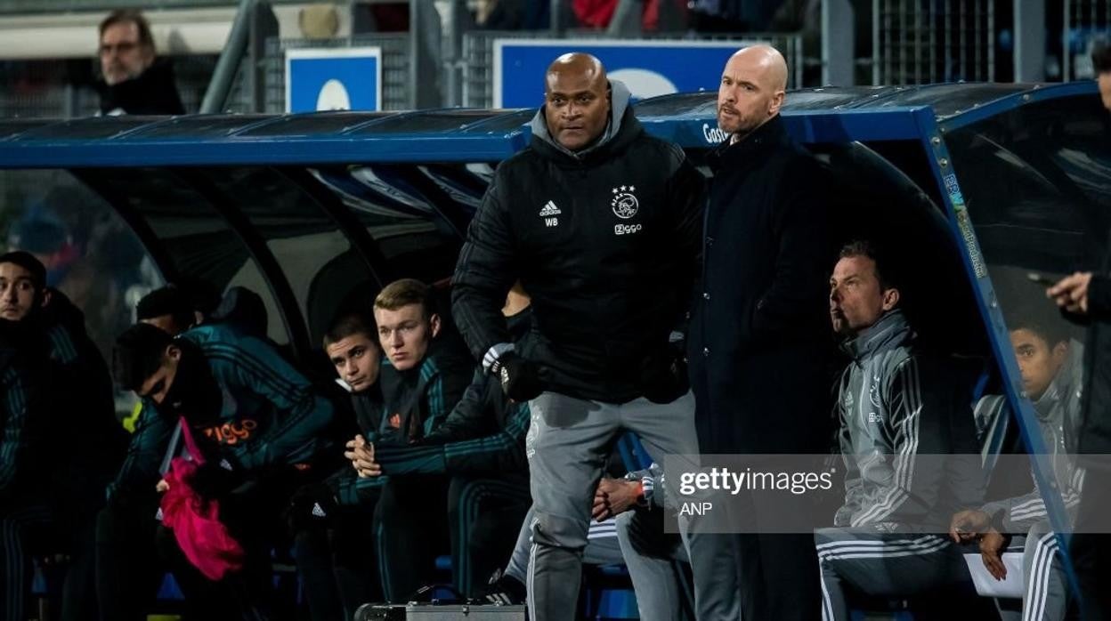 Bogarde asiste a Ten Hag durante un partido del Ajax