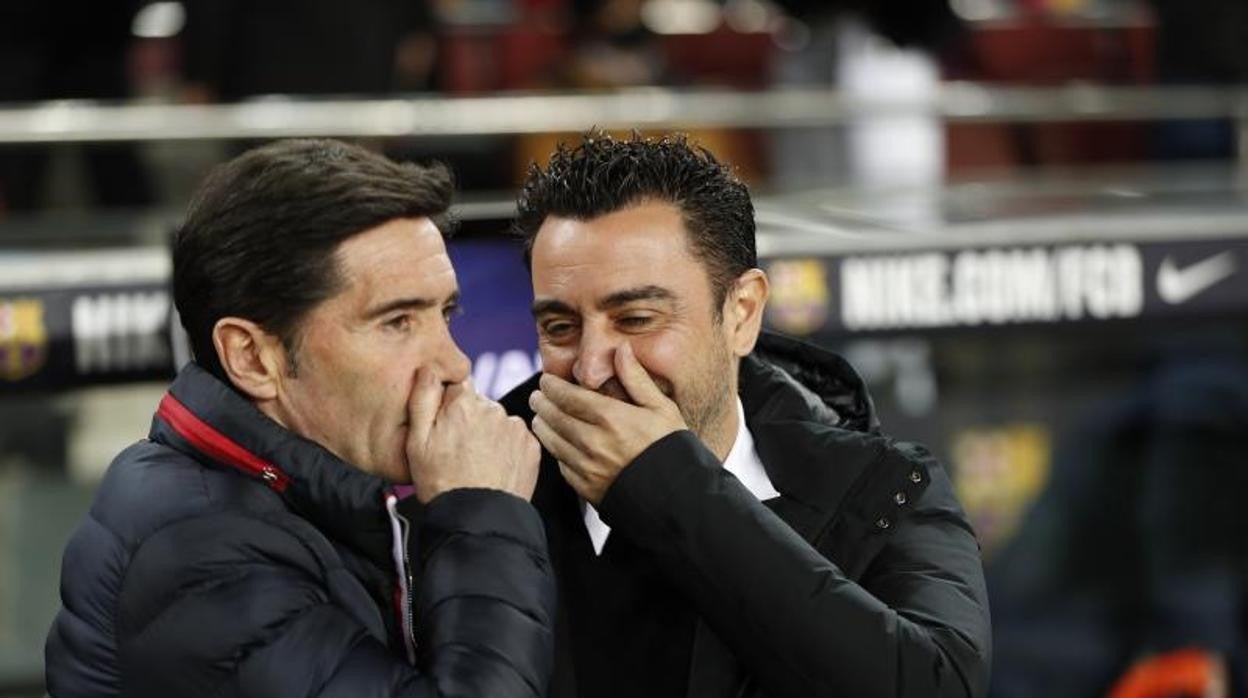 Xavi bromea con Marcelino antes del inicio del partido