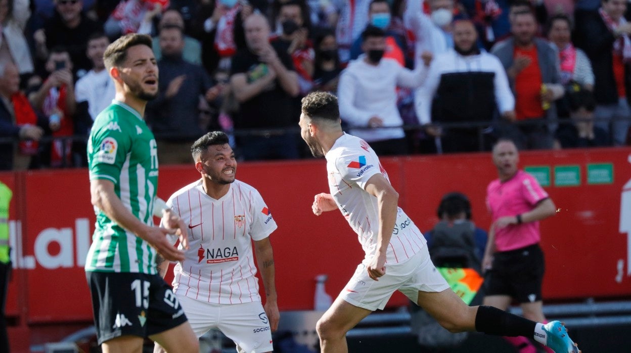 Munir corre a celebrar con Tecatito Corona el 2-0 a favor del Sevilla en el derbi ante el Betis ante la desolación de Álex Moreno