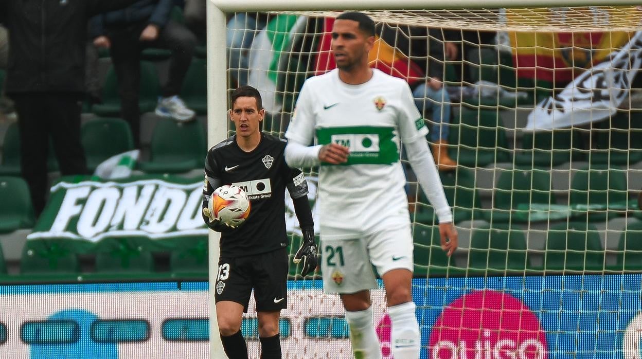 El Elche se aleja del descenso