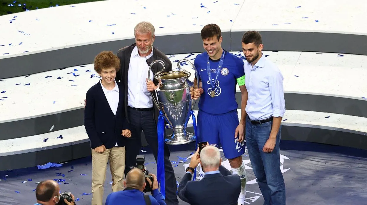 Abramovich, junto a su hijo, con Azpilicueta, capitán del Chelsea, tras hacerse con la Champions League en mayo
