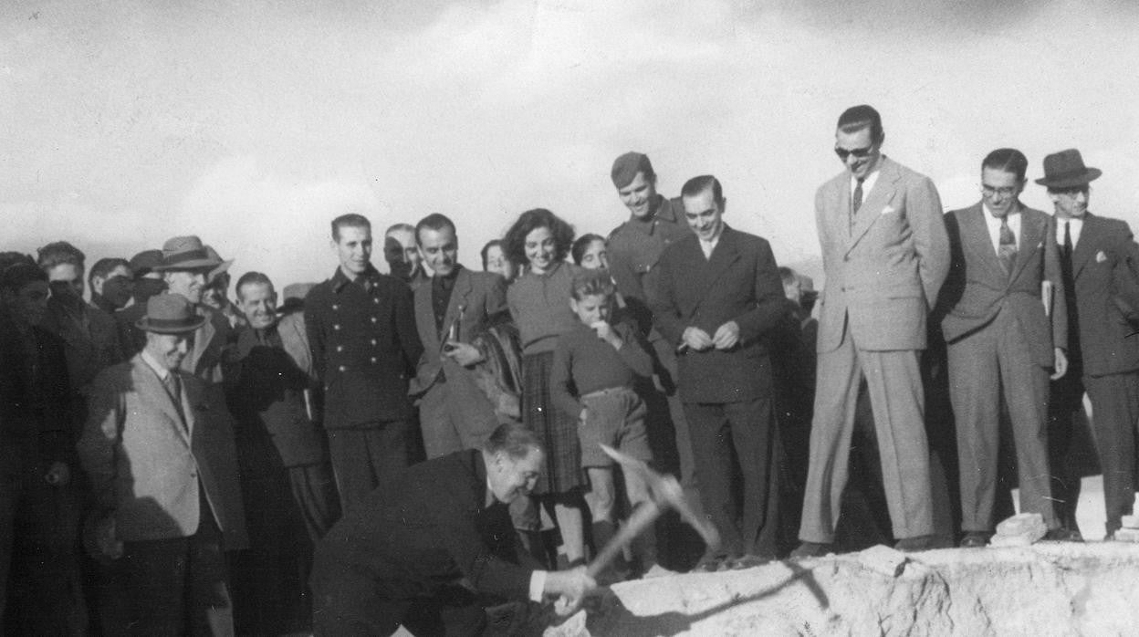 Bernabéu comienza las obras del estadio el 26 de octubre de 1944. Son los cimientos del gran Real Madrid