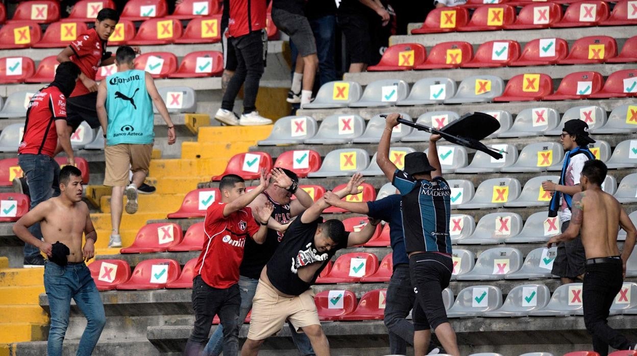 Hinchas del Querétaro y el Atlas, durante la pelea