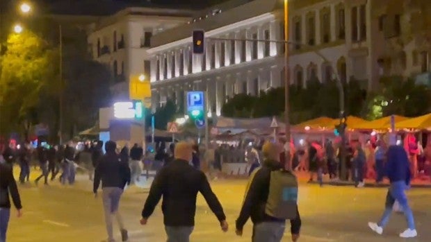 Batalla campal entre aficionados del Eintracht y del West Ham en Sevilla