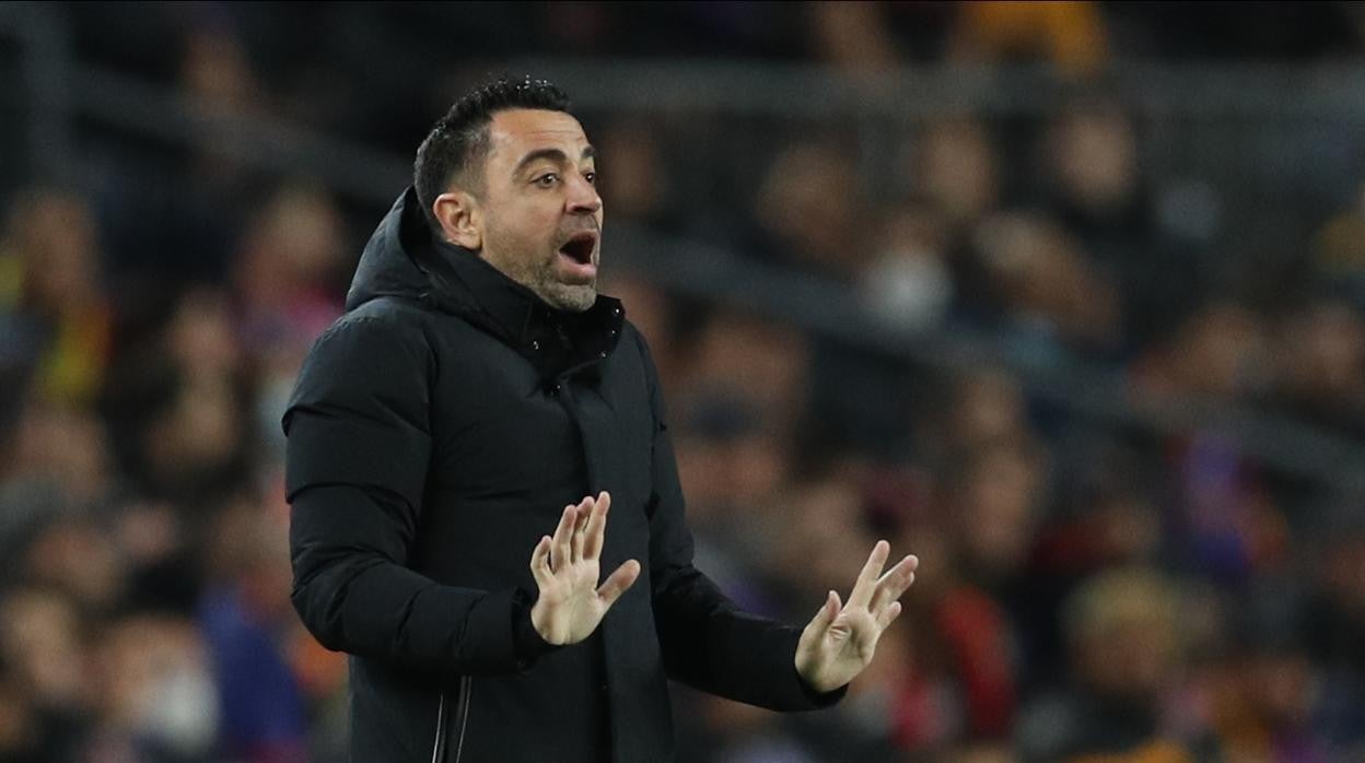 Xavi da instrucciones a sus jugadores