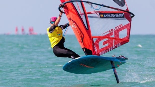 Más viento y presión en el segundo asalto al International iQFOil Games Cádiz