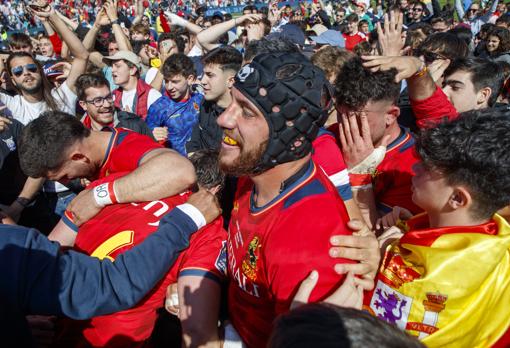 Los jugadores, felicitados por los aficionados tras lograr la clasificación