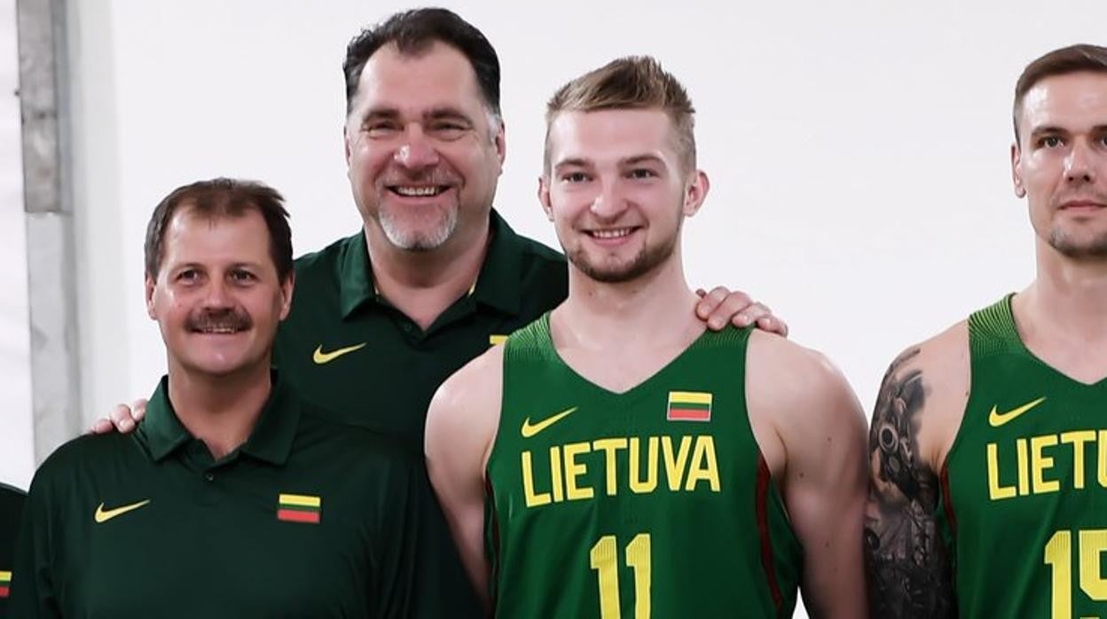 Sabonis, con el equipo de Lituania