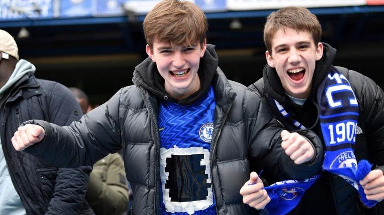 Aficionados del Chelsea tapando la publicidad de 'Three' de su camiseta