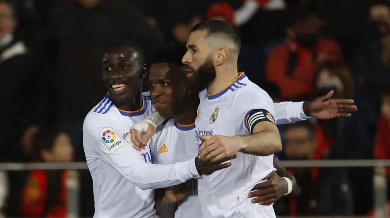 Mendy y Benzema, junto a Vinicius, en la victoria madridista en Mallorca del pasado lunes