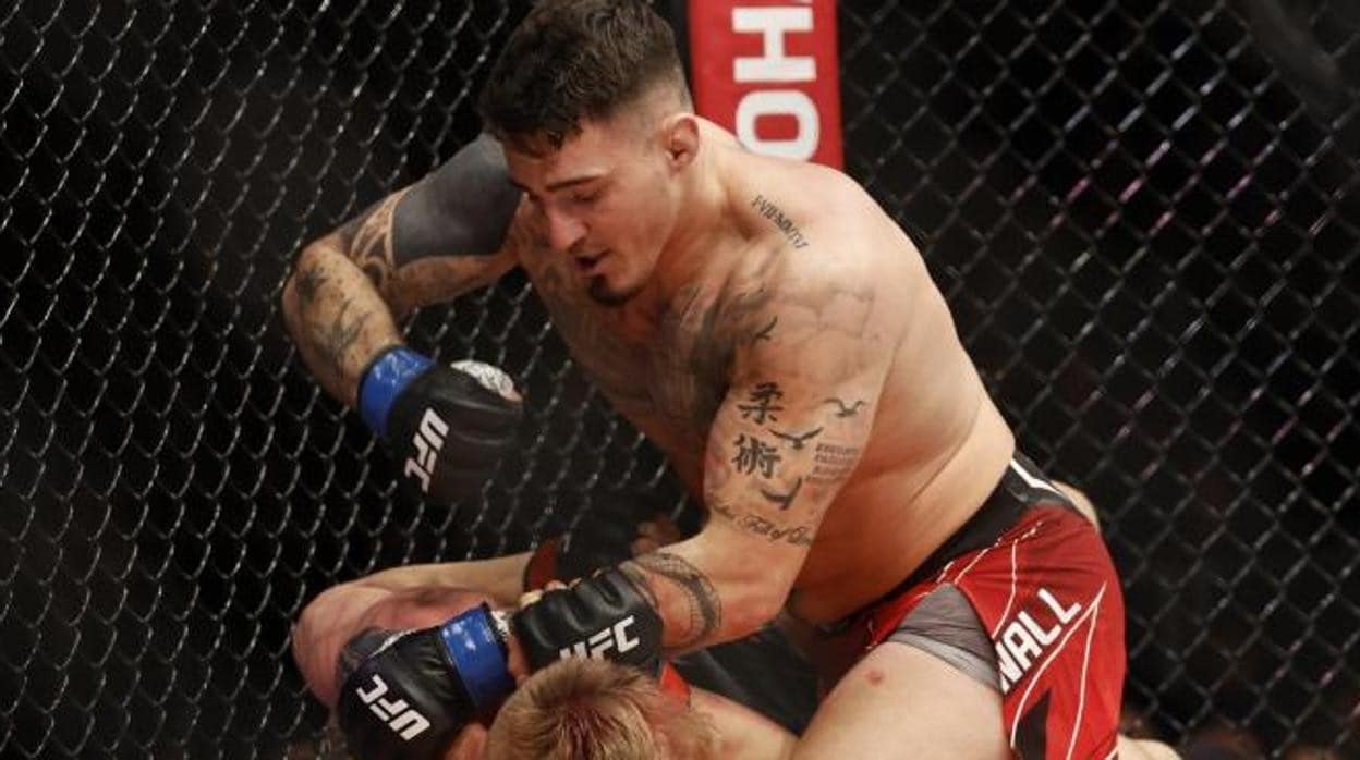Tom Aspinall golpea a Alexander Volkov durante el combate estelar del UFC de Londres