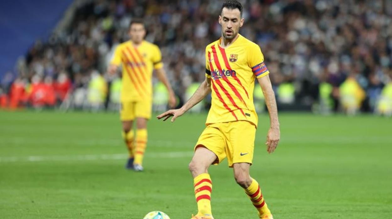 Busquets controla el balón en el centro del campo