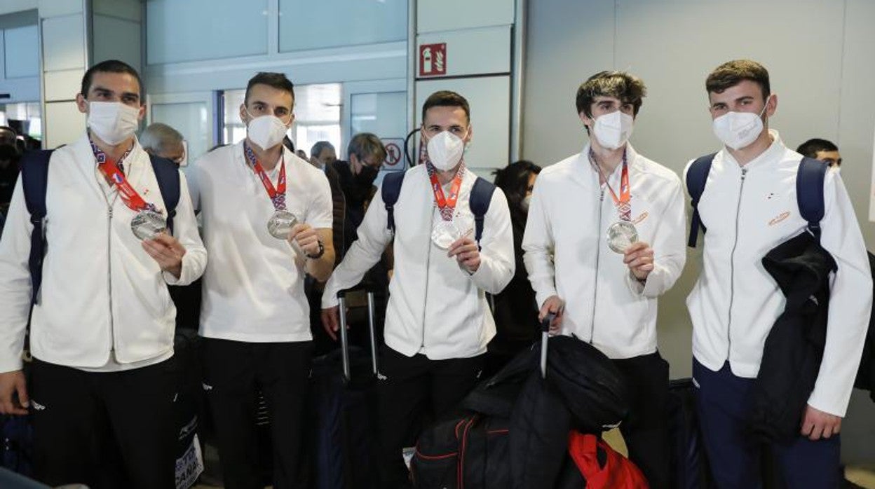 Los integrantes del 4x400 español, a su llegada a Madrid desde el Mundial
