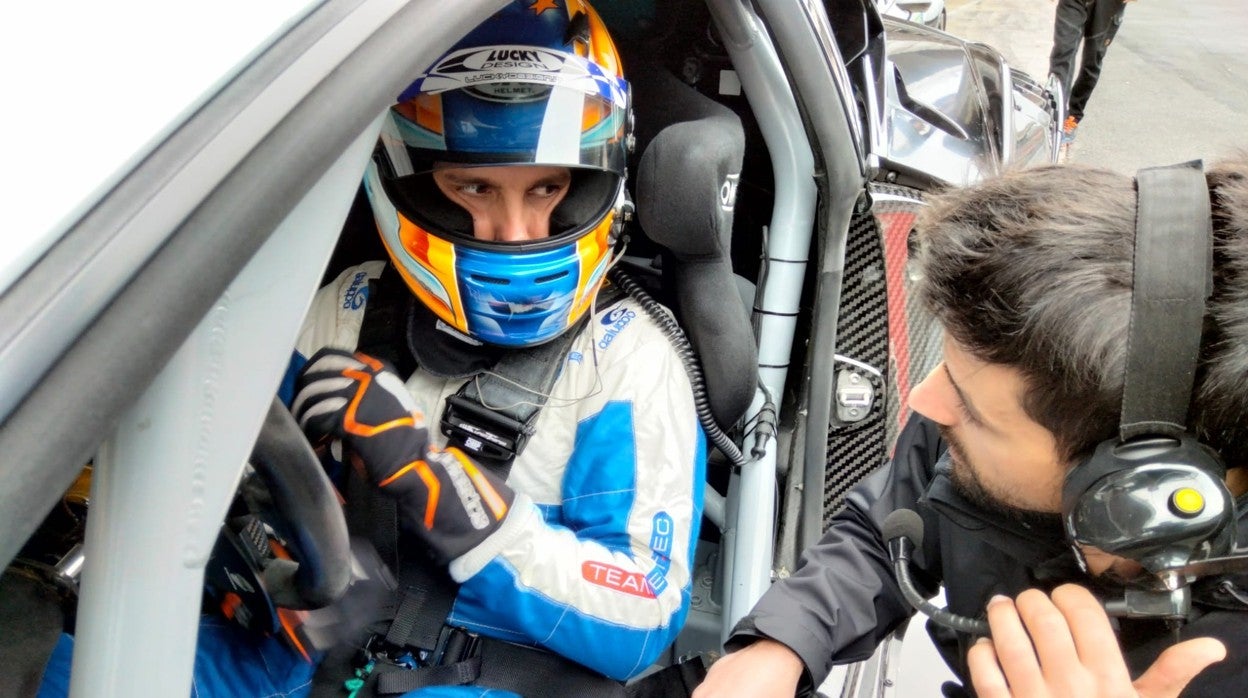 Bejarano, dialogando con su ingeniero en los test de Montmeló