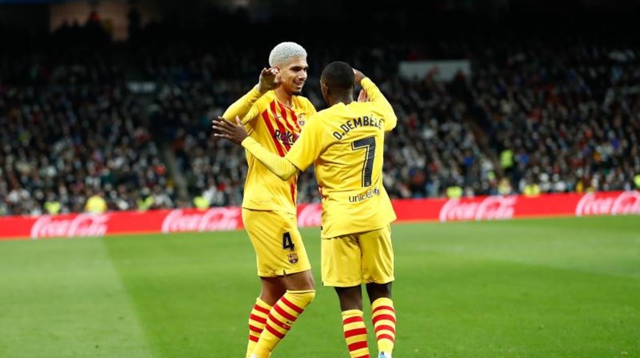 Dembélé felicita a Araujo por su gol ante el Madrid