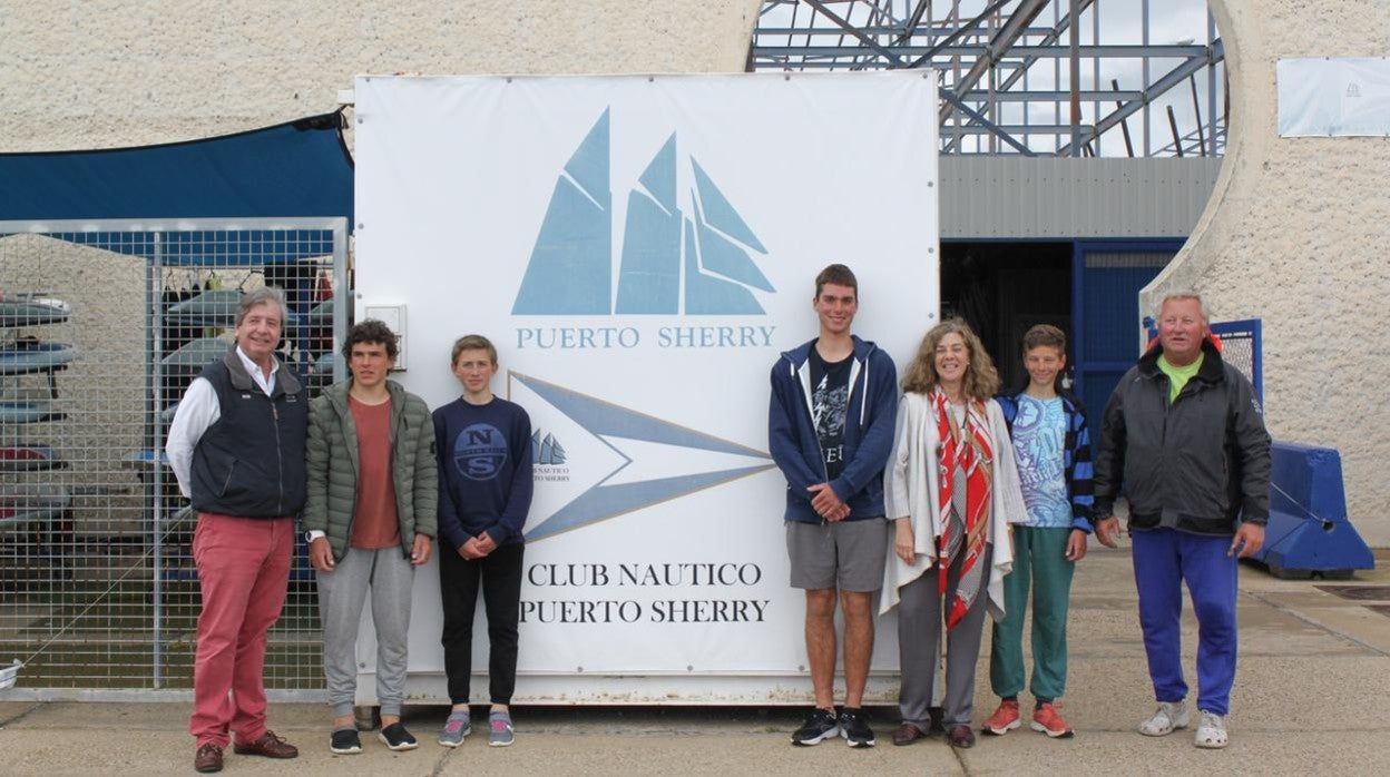 Ricardo Rubio (Vicepresidente de la FVCE), Ivan Pulypchii (ILCA), Serhii Marinich (cadete), Andreii Verdysh (ILCA), Valle de la Riva (Presidente de la FVCE), Illia Dochenko (cadete) y Volodimyr Kyselovl (Entrenador). En las instalaciones del Club Náutico de Puerto Sherry