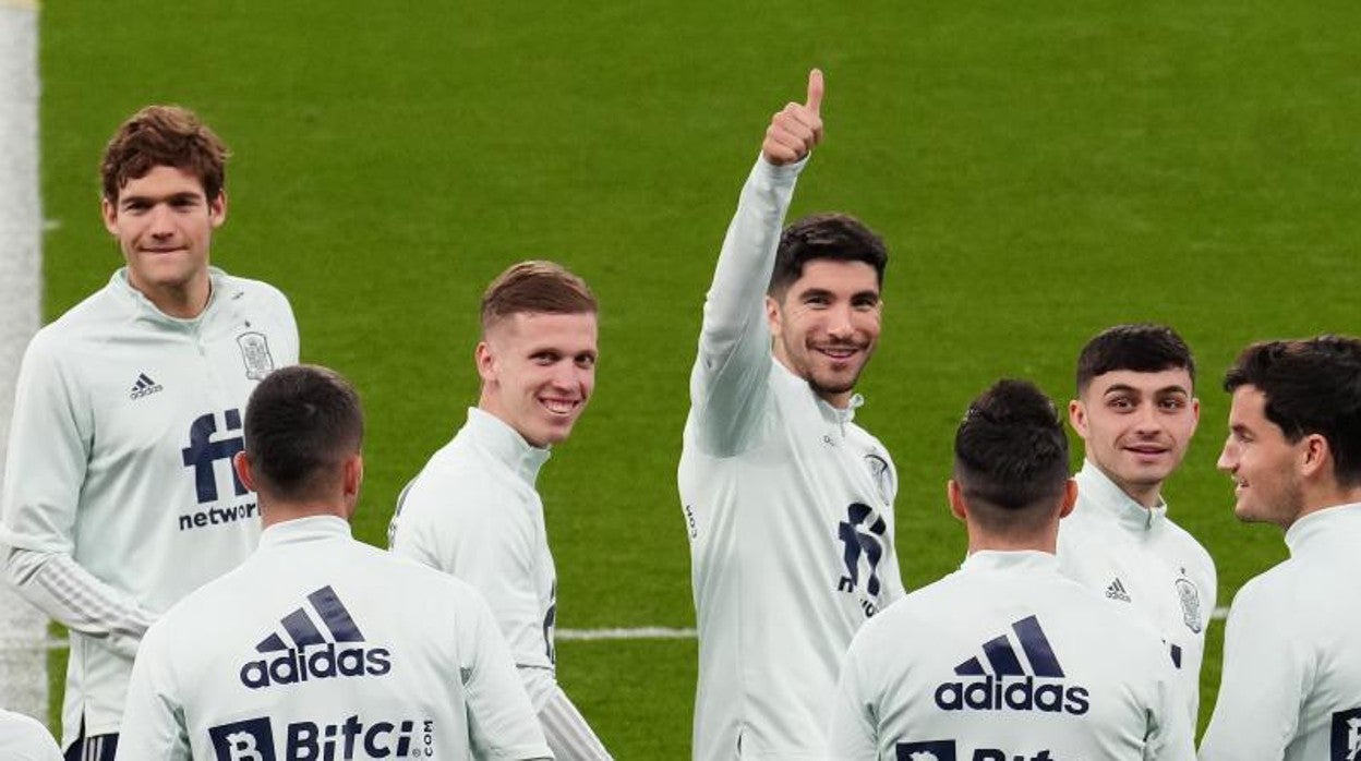 Los jugadores de la selección, en el entrenamiento en Cornellá