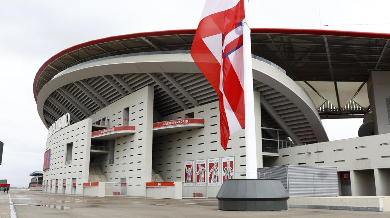 La bandera del Wanda Metropolitano, a media asta por el fallecimiento del padre de Simeone