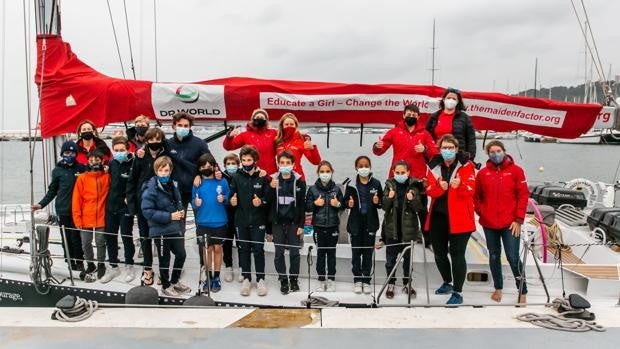 Un grupo de regatistas de los equipos de base del RCNP visita el «Maiden»