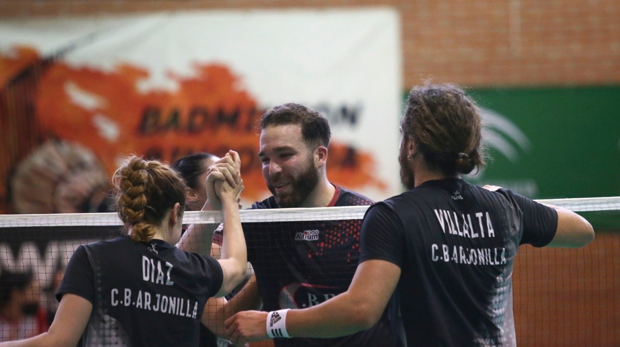 Jaume Pérez celebra el triunfo ante Díaz y Villalta en el primer partido de la semifinal entre el CB Rinconada y el Arjonilla