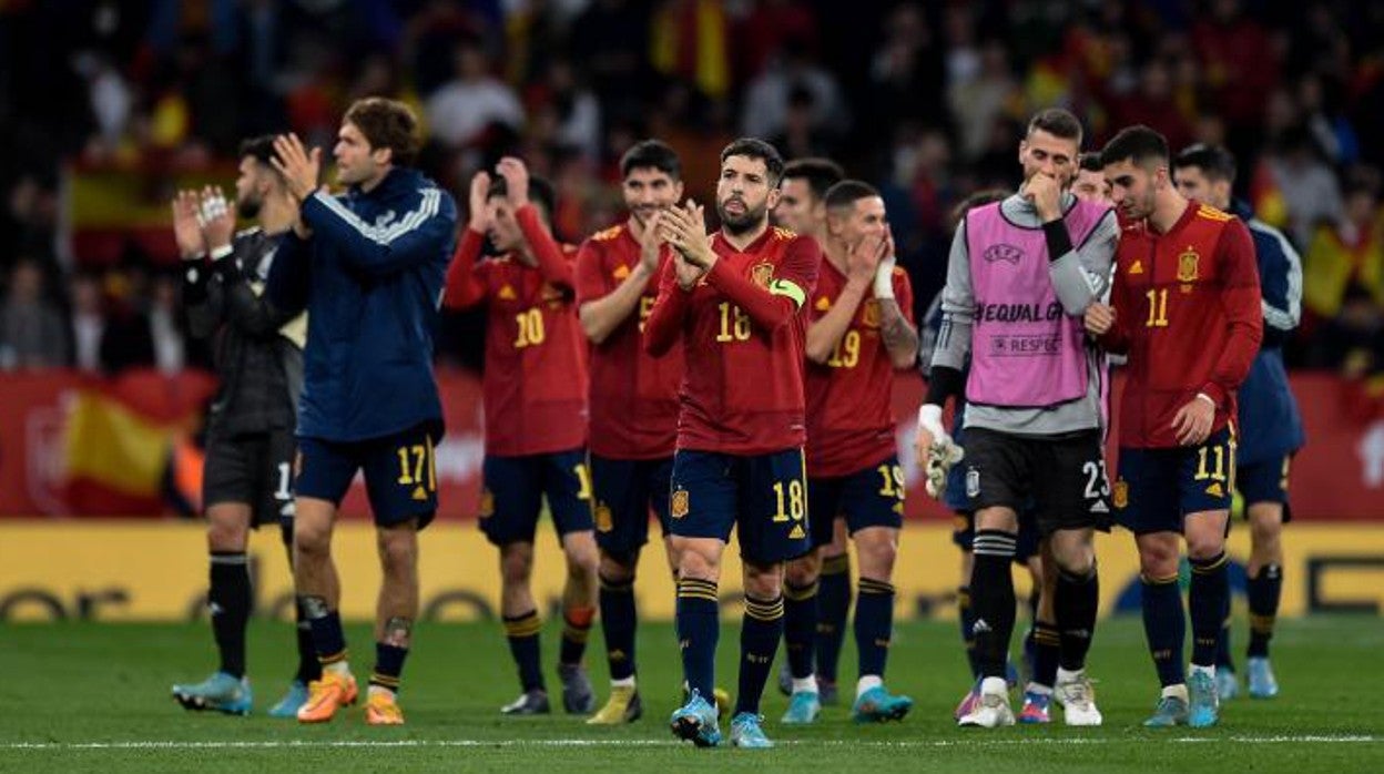 Los jugadores de la selección española dan la vuelta de honor en Cornellá tras ganar a Albania