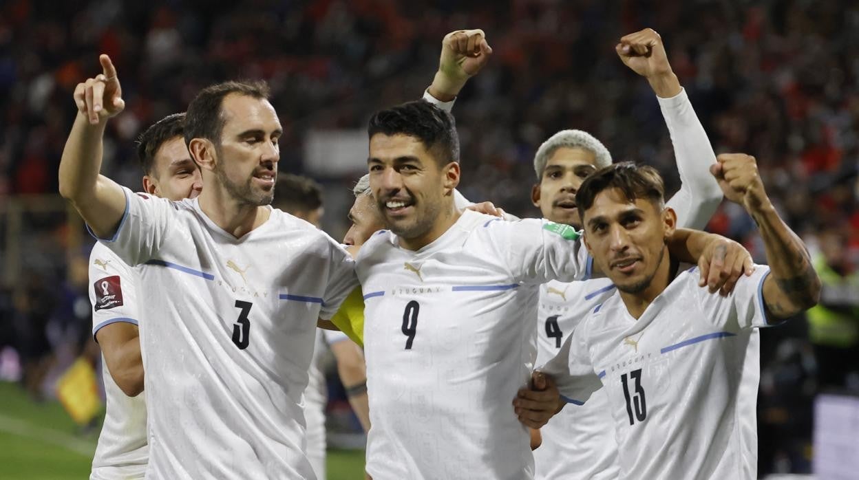 La selección uruguaya celebrando su clasificación al Mundial de Catar