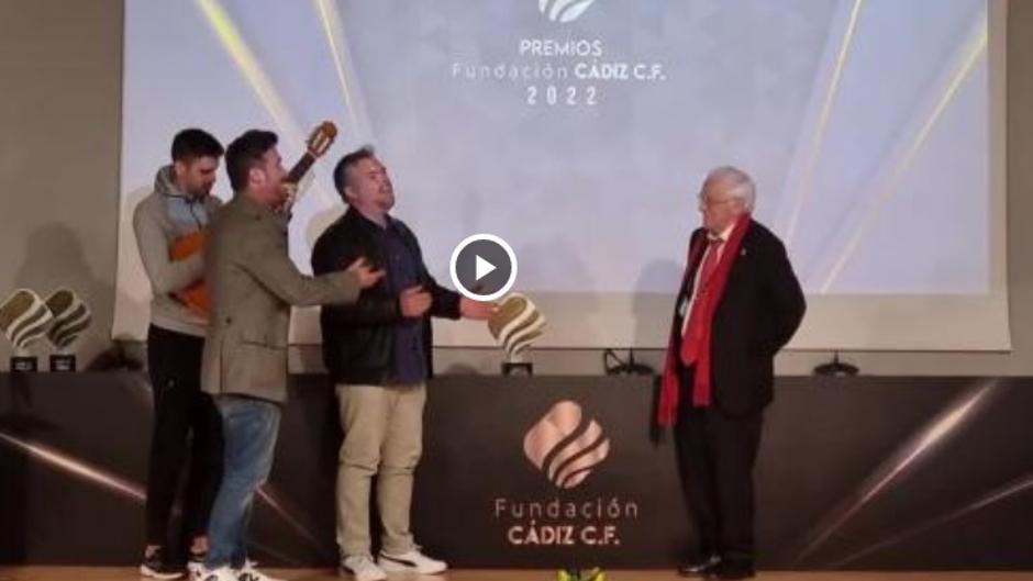 Vídeo: El Padre Ángel se emociona en Cádiz cuando Los Carapapas le dedican 'Ángel de la guarda'