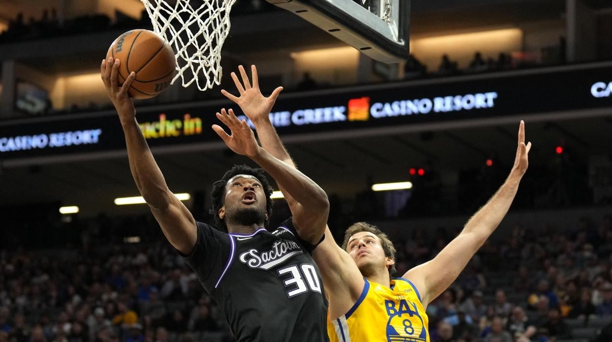 Damian Jones, pívot de los Kings, defendido por Bjelica