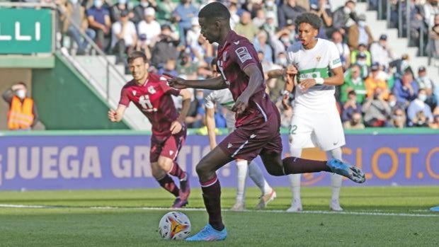 Primer gol anulado en la Liga por una paradiña, la de Isak ante el Elche