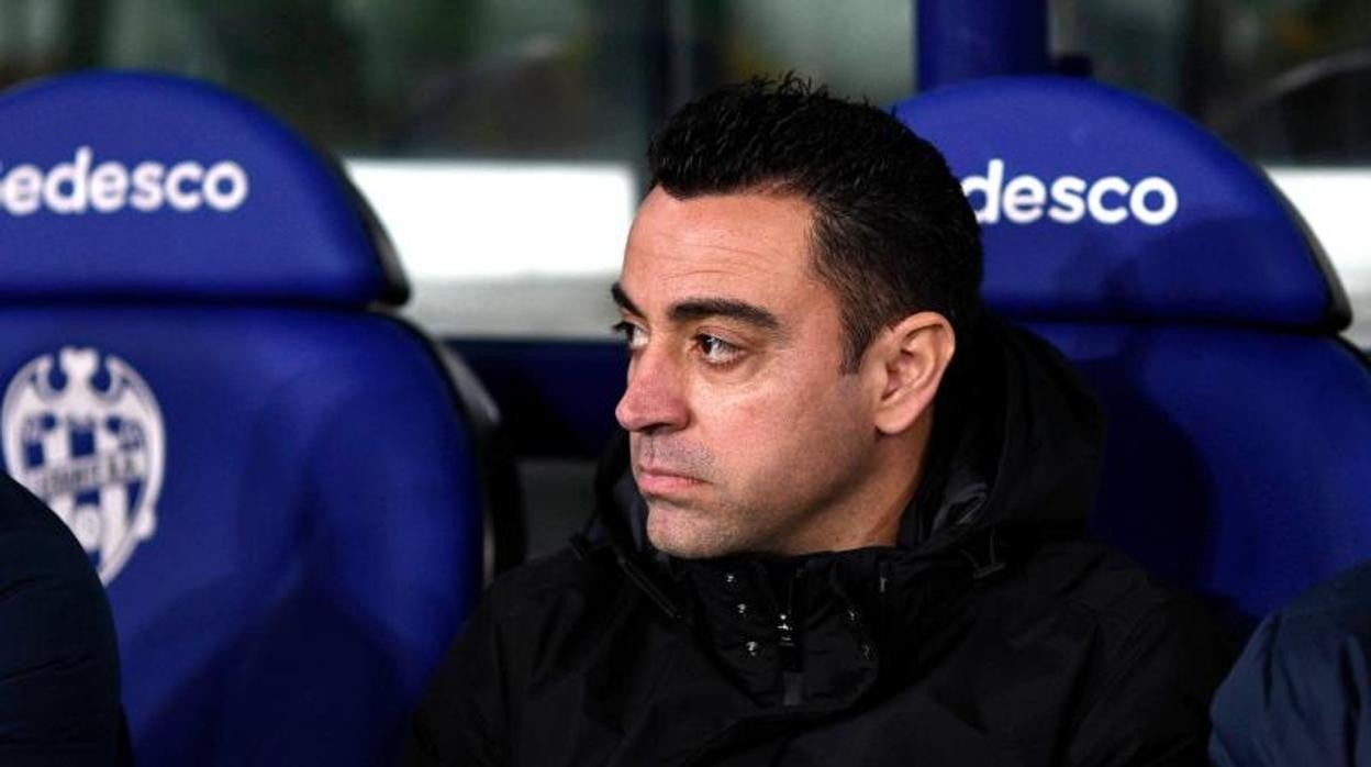 Xavi Hernández observa el partido desde el banquillo