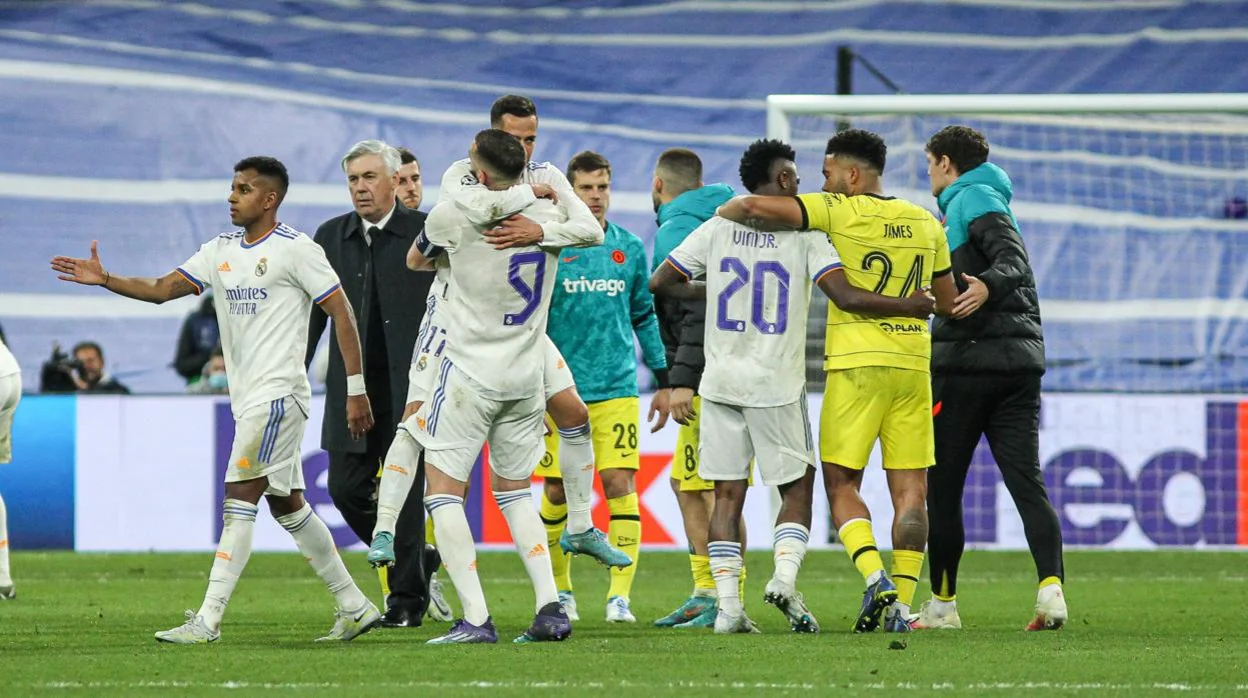 Los jugadores del Real Madrid celebrando el triunfo sobre el Chelsea en el Santiago Bernabéu