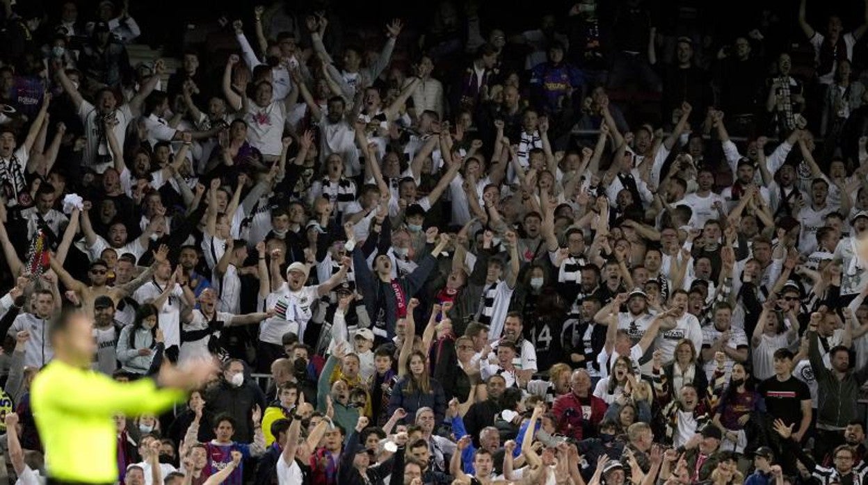 Invasión blanca en el Camp Nou