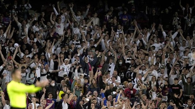 Invasión blanca en el Camp Nou