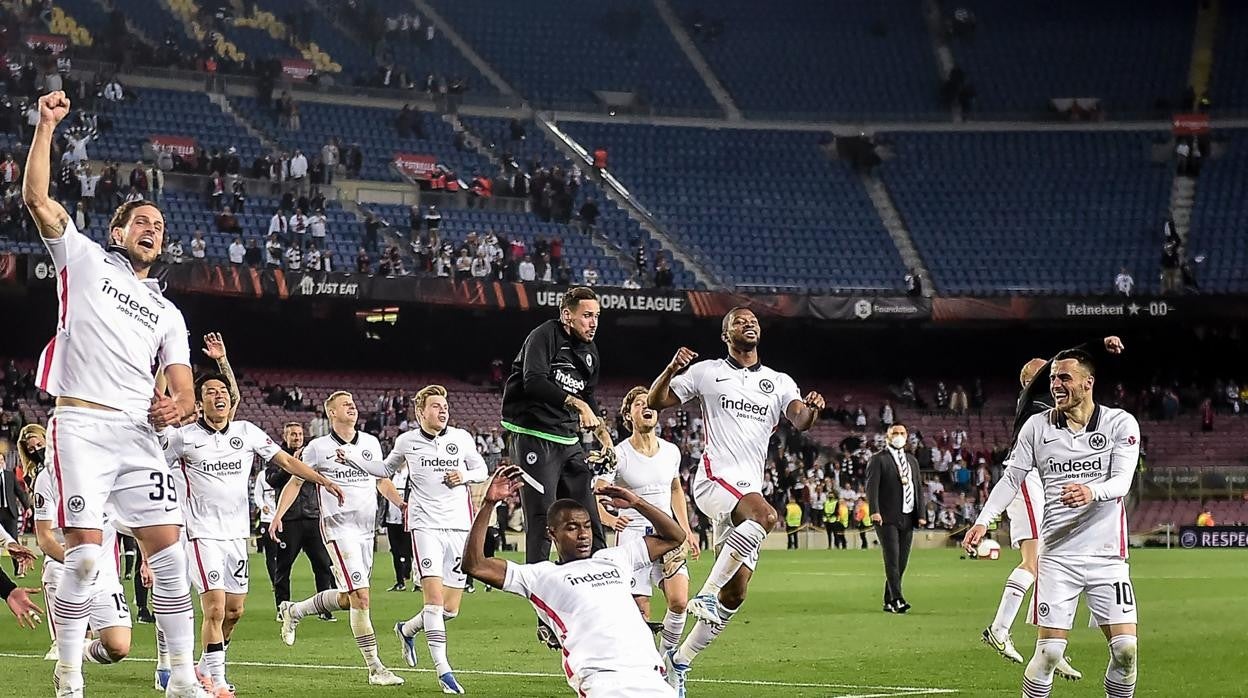 Jugadores del Eintracht celebran su victoria ante el Barça