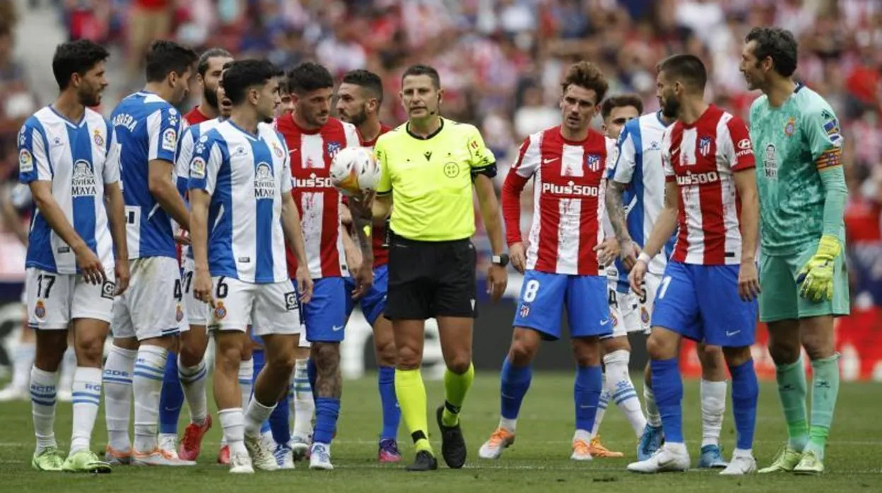 Así fue el penalti por mano de Raúl de Tomás con el que el Atlético superó al Espanyol