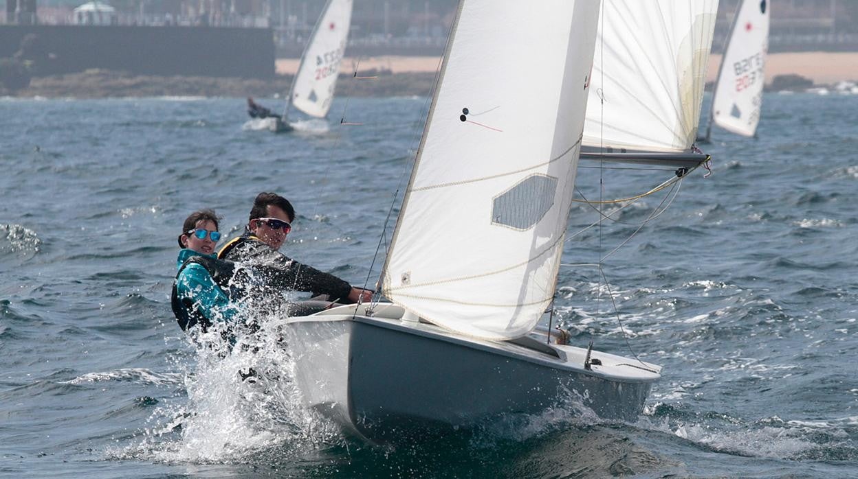 Francisco Silvela y Sara García ganaron las dos mangas de la tercera jornada del Trofeo de Primavera de Snipe