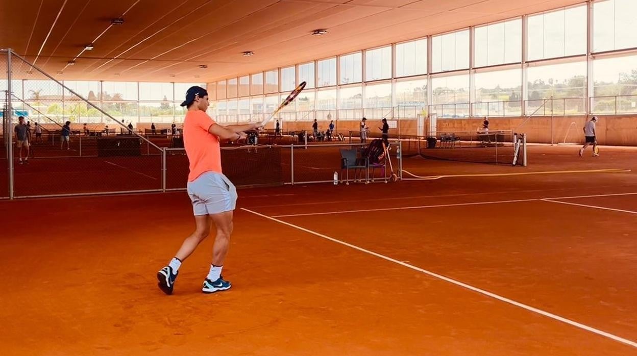 Rafa Nadal, en una de las pistas cubiertas de la Academia