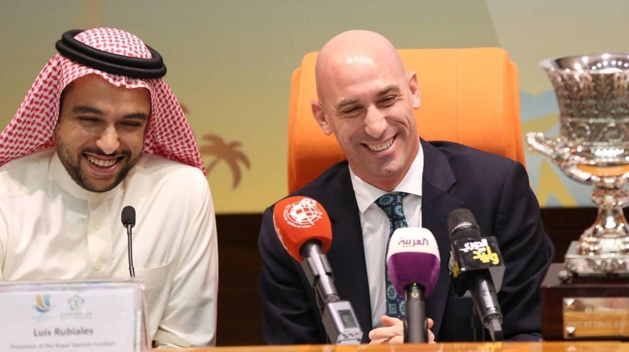 Rubiales con el príncipe saudí Abdulaziz bin Turki Al-Faisal, durante la presentación de la Supercopa