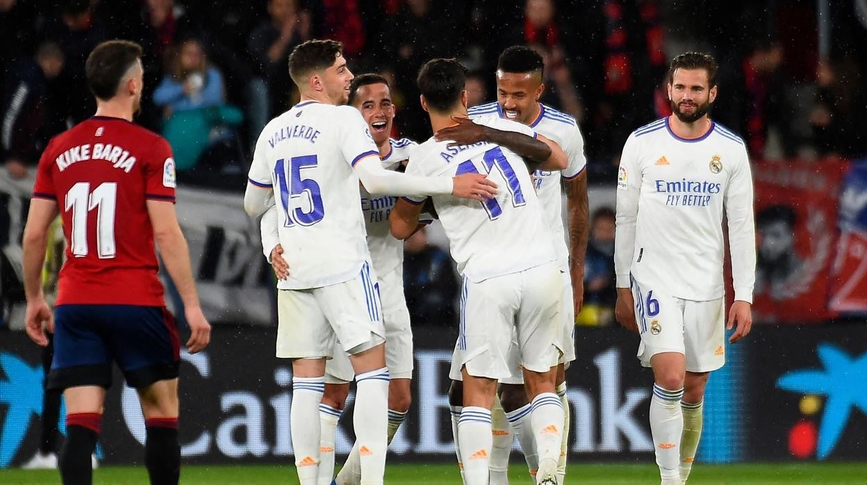 Los jugadores del Real Madrid celebran el triunfo en Pamplona