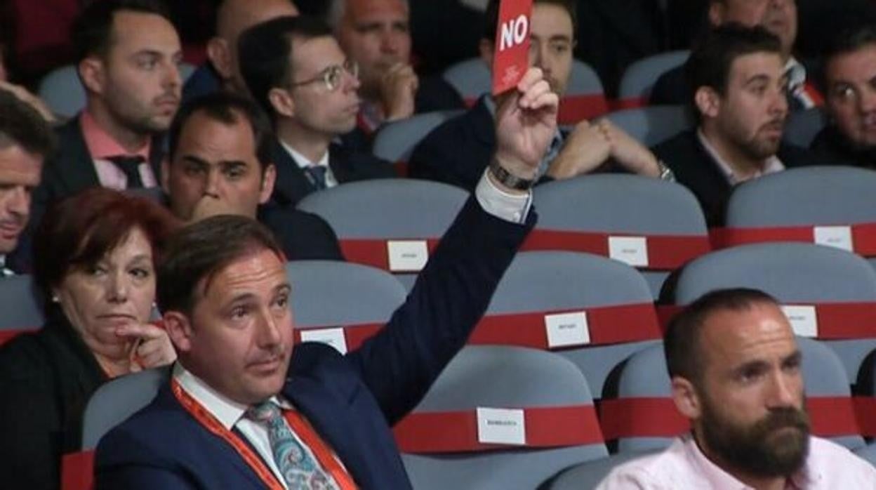 ÁLvaro Moya, en la asamblea extraordinaria de la RFEF de abril de 2019 votando no