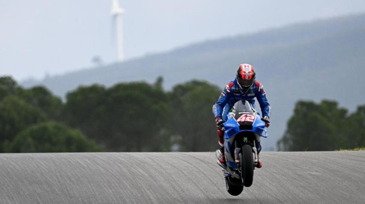 Alex Rins levanta su moto durante la carrera en Portimao