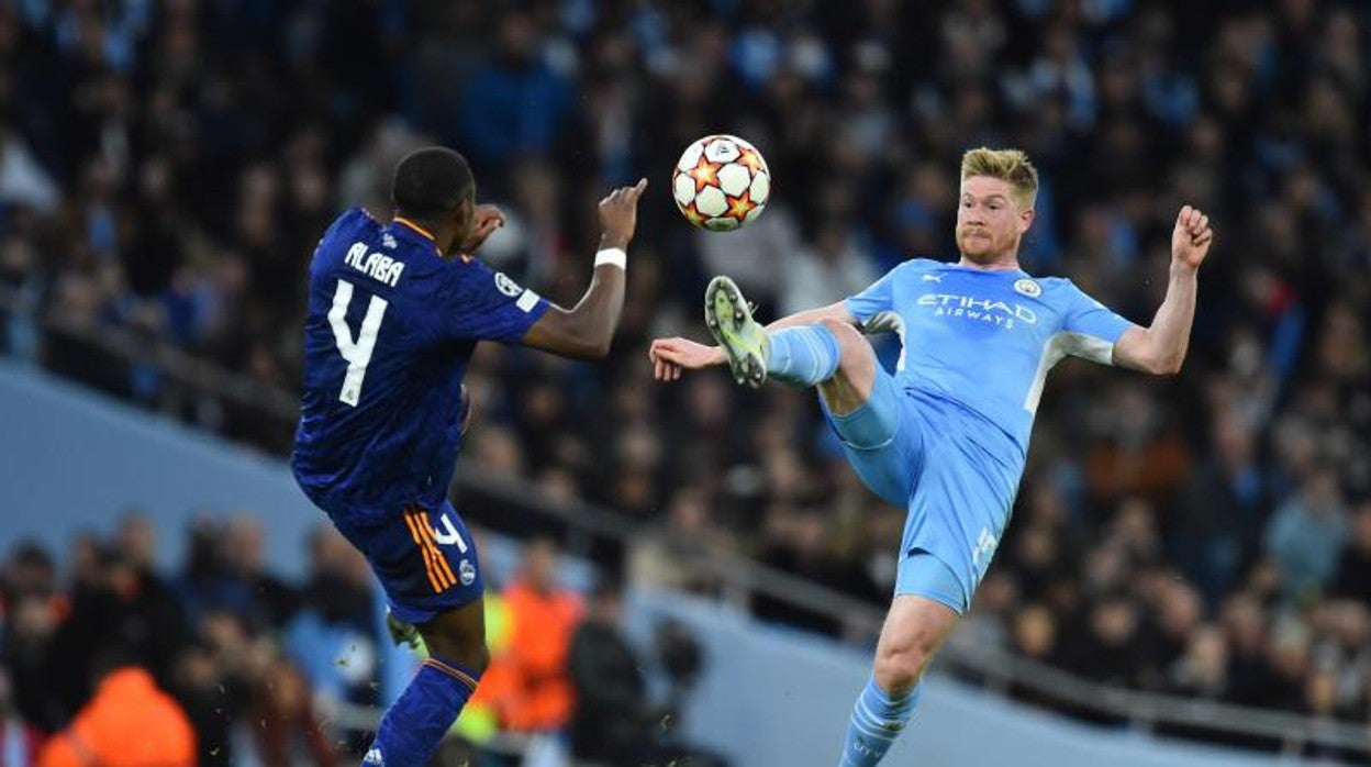 Alaba y De Bruyne luchan por la pelota durante el City-Real Madrid