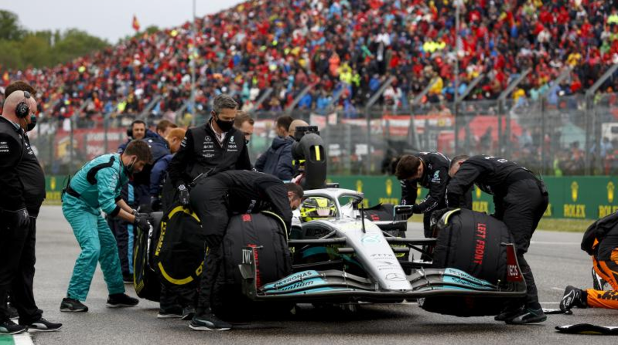 El jefe de Mercedes explica por qué no funciona el coche de Hamilton